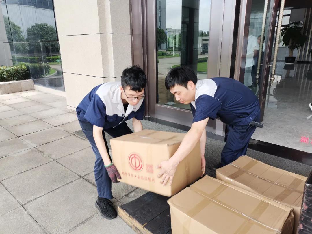 “夏日送清涼”，通力向生產(chǎn)一線員工分發(fā)市總工會夏日慰問品